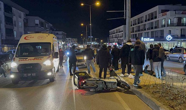 Kazaya denk gelen ambulans ekibi, yaralıya anında müdahale etti
