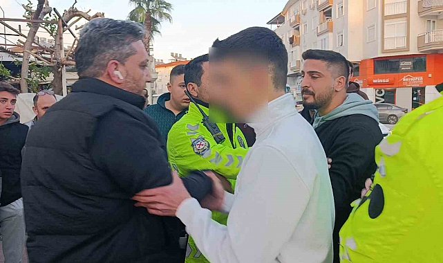 Kazayı gören vatandaş 'trafik polisi' rolüne girince ortam gerildi