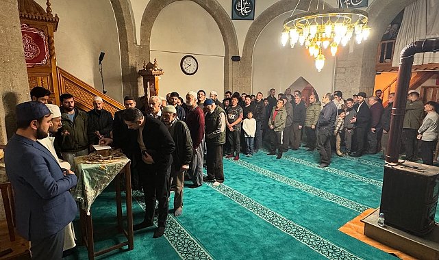 Kemaliye'de Sakal-ı Şerif'i görmek için vatandaşlar Dörtyolağzı Camii'ne akın etti
