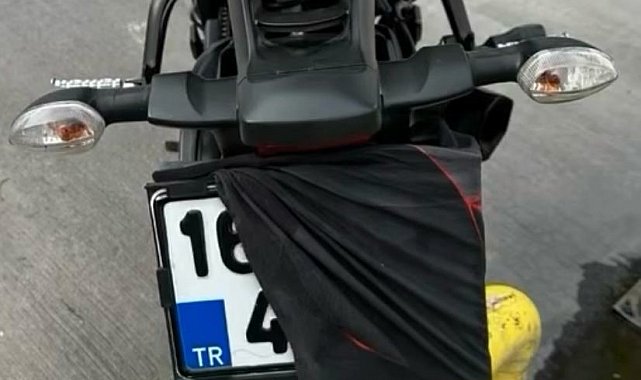 Kendisini yakalayan polisle hatıra fotoğrafı çektirdi..."Geçmiş olsun gençler"