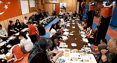 Kick boksçular hem spor hem de iftar yaptı