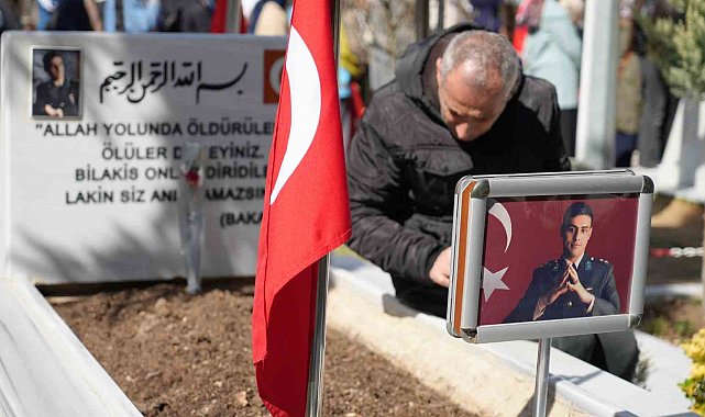 Kırıkkale'de şehit mezarlarına karanfil bırakıldı, dualar edildi