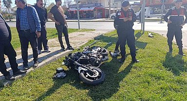 Kırmızı ışık ihlali yapan motosiklet kamyonetle çarpıştı: 1'i ağır, 2 yaralı