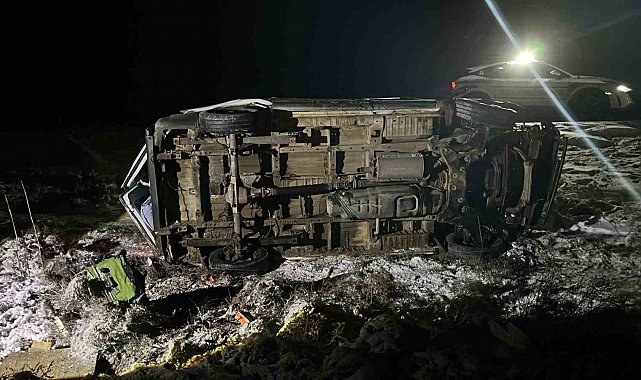 Kontrolden çıkan kamyonet devrildi: 3 yaralı