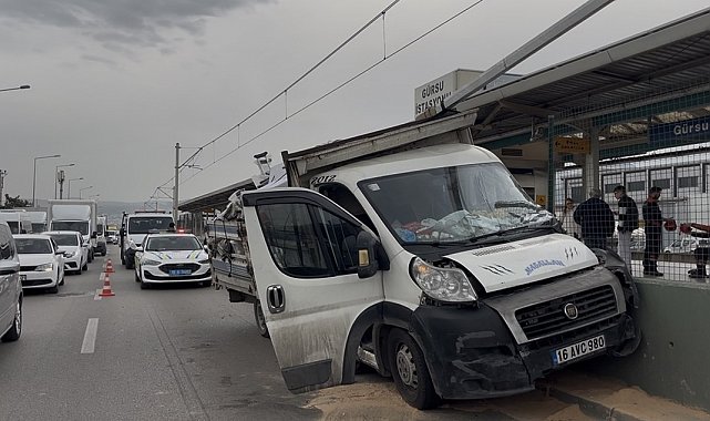 Kontrolden çıkan kamyonet metro bariyerlerine vurdu