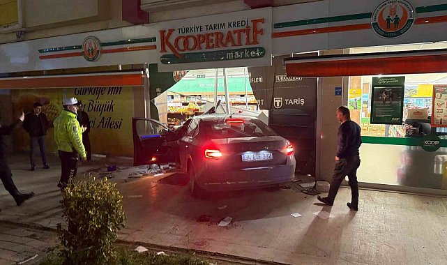 Kontrolden çıkan otomobil 3 kişiye çarpıp markete daldı: O anlar kamerada