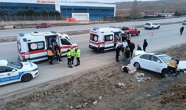 Kontrolden çıkan otomobil araziye devrildi: 3 yaralı