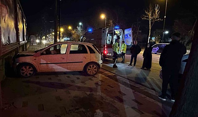Kontrolden çıkan otomobil duvara çarparak durabildi