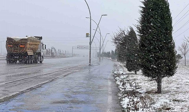 Konya'da kar yağışı başladı, yer yer tipi etkili oluyor