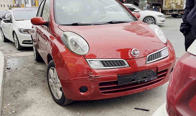 Küçükçekmece'de araç markete daldı