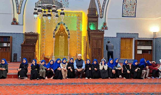 Kur'an kursu öğrencileri tarihi camide iftar açtı