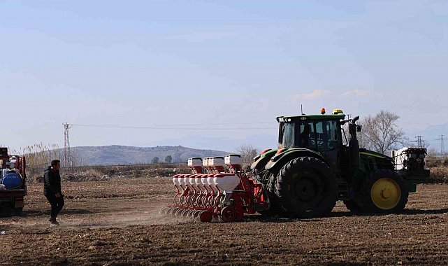 Kuraklıktan endişelenen çiftçi mısır ekimini yoğunlaştırdı