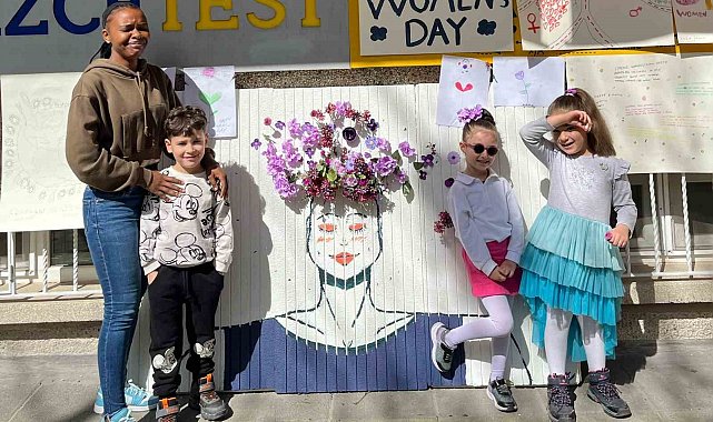 Kurs öğrencileri çiçeklerle kadın tablosu yaptı