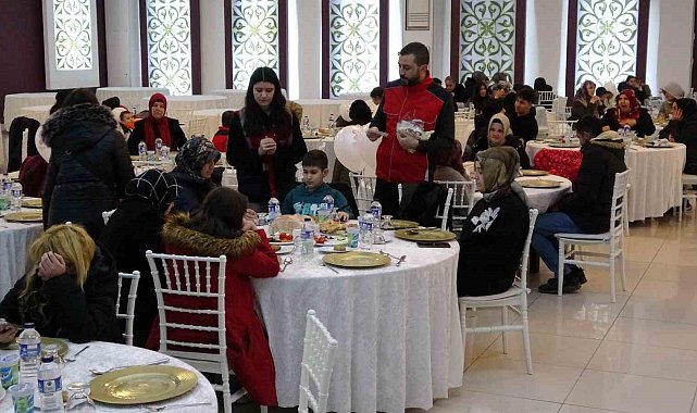 Kütahya Vakıflar Bölge Müdürlüğü'nden yetim çocuklara bayramlık desteği