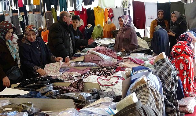 Kütahya'da Bayram Pazarı ilgi görüyor