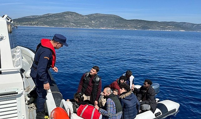 Lastik botta yakalanan 11 düzensiz göçmen karaya çıkartıldı