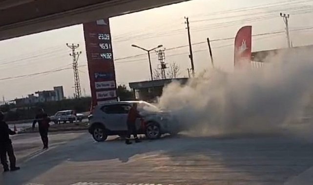 Lüks otomobil dumanlar çıkarak akaryakıt istasyonuna girdi