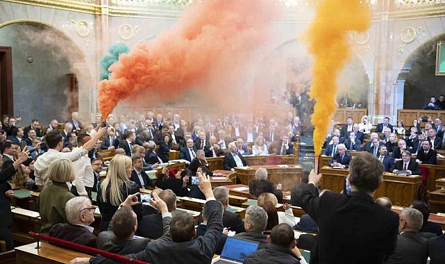 Macaristan'da muhalif milletvekilleri parlamentoda renkli işaret fişekleri yaktı