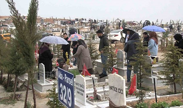 Malatya'da mezarlıkta hüzünlü bayram