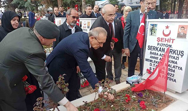 Malatya'da şehitlikte buruk bayramlaşma