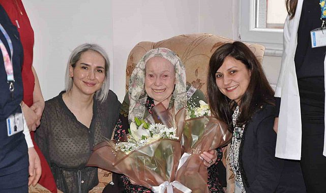 Manisa Şehir Hastanesinden 102 yaşındaki teyzeye ziyaret