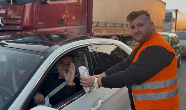 Manisa'da iftara yetişemeyen vatandaşlara AK Partili gençlerden ikram