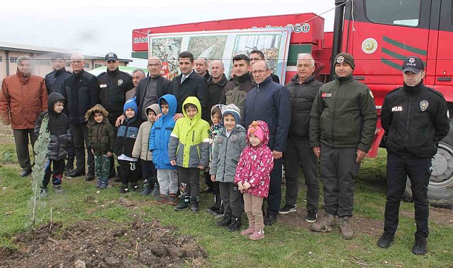Manyas'ta protokol ve minikler fidan dikti
