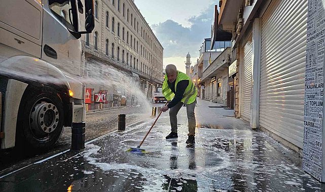 Mardin Büyükşehir Belediyesi bayram öncesi caddeleri köpük ve tazyikli su ile yıkadı