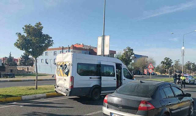 Mardin'de tır servis aracına çarptı: 2 yaralı