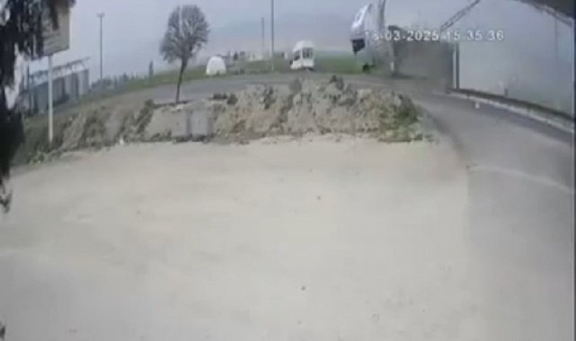 Mardin'de tırın KGYS direğine çarptığı anlar güvenlik kamerasına yansıdı