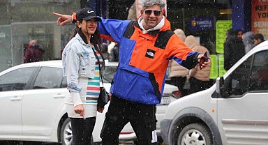 Mart kapıdan baktırdı: Van'a lapa lapa kar yağdı