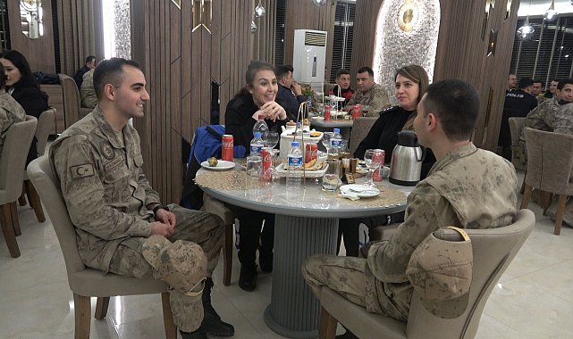 Mehmetçik ve Emniyet güçleri, sınırın sıfır noktasında iftarda buluştu