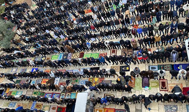 Mescid-i Aksa'da 90 bin kişi kısıtlamaların gölgesinde cuma namazı kıldı