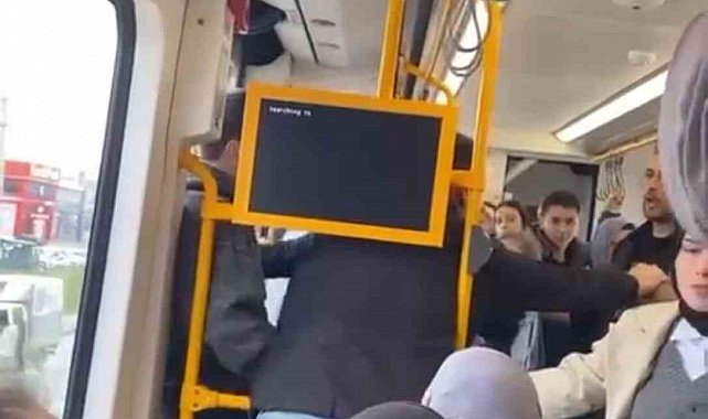 Metroda tartıştığı kişiye tekme atıp küfür etti