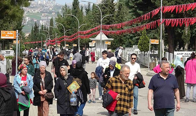 Mezarlıklar doldu taştı: Hüzün ve gurur