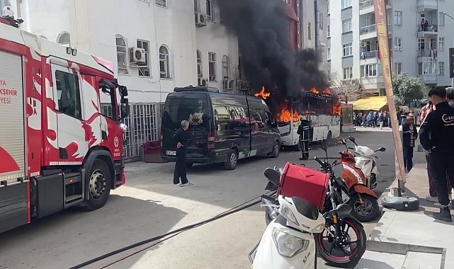 Midibüs alev alev yandı, mahalle sakinleri endişe içinde izledi