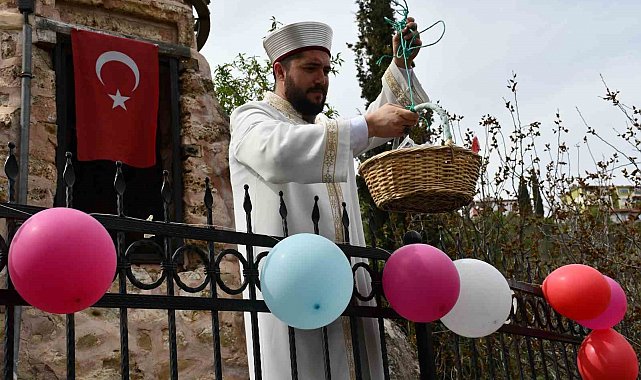 Minareden şeker yağdı