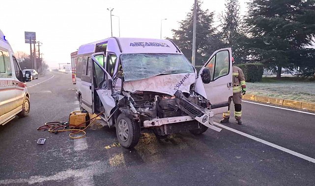 Minibüs tıra arkadan çarptı: 1 yaralı