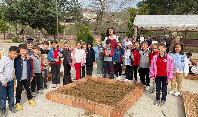 Minik eller toprağı filizlendirdi