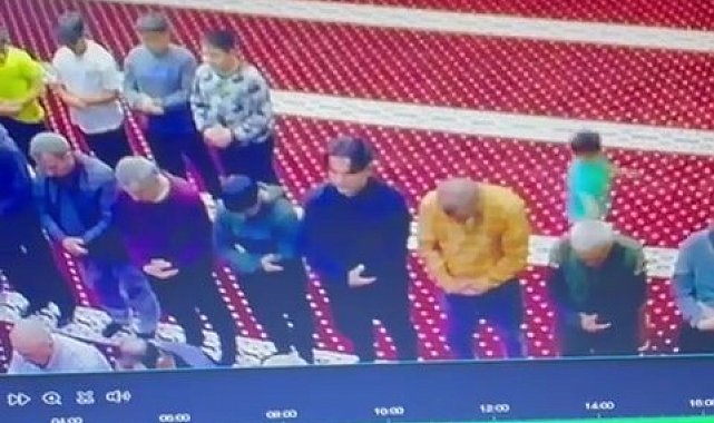 Minik yaramaz namaz kılan yaşlı adamı yere düşürdü