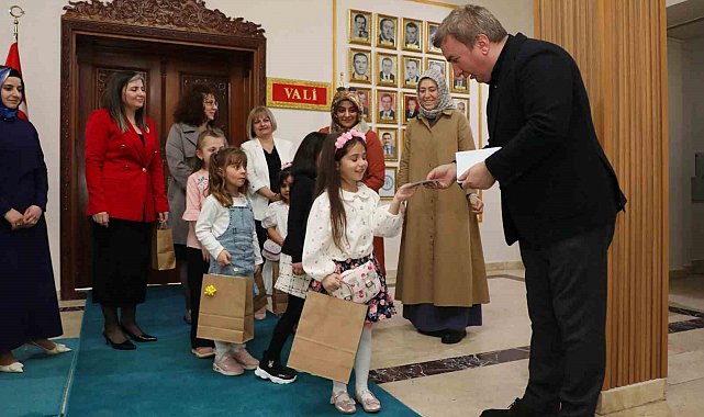 Miniklerden valiye bayram kutlaması