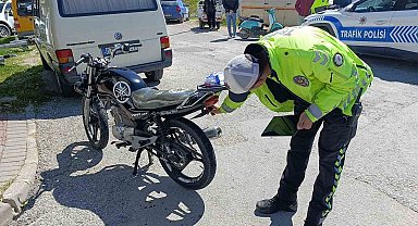 Motosikletler kavşakta çarpıştı: 2 yaralı