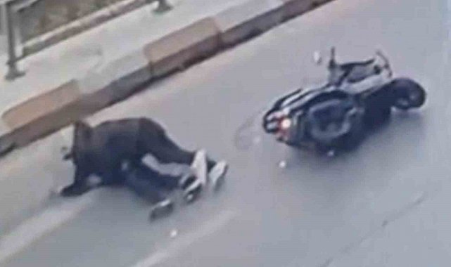 Motosikletteki 2 kişi metrelerce sürüklendi