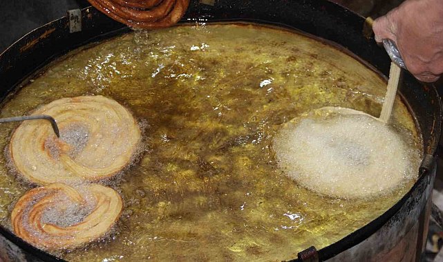 Nesilden nesille Ramazan ayına özel tatlı yapıyorlar