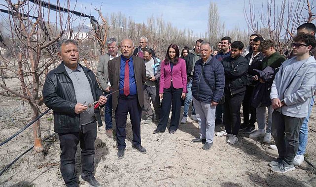 Niğde'de çiftçilere meyve ağaçlarında aşılama eğitimi