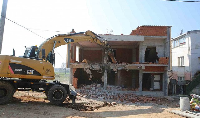 Nilüfer'de 2 katlı kaçak bina yıkıldı