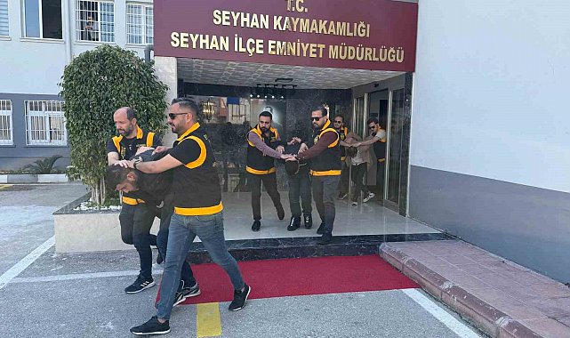 O anlar kamerada: Silikon maskeli şüpheliler kalaşnikofla yakalandı