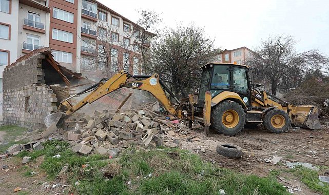 Odunpazarı Belediyesi tehlike arz eden metruk binayı yıktı