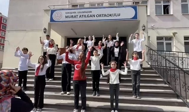 Öğrenciler İstiklal Marşı'nı işaret diliyle okudu
