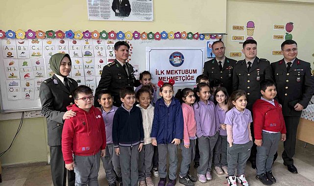 Okuma yazmayı yeni öğrenen minikler ilk mektubunu Mehmetçiğe yazdı